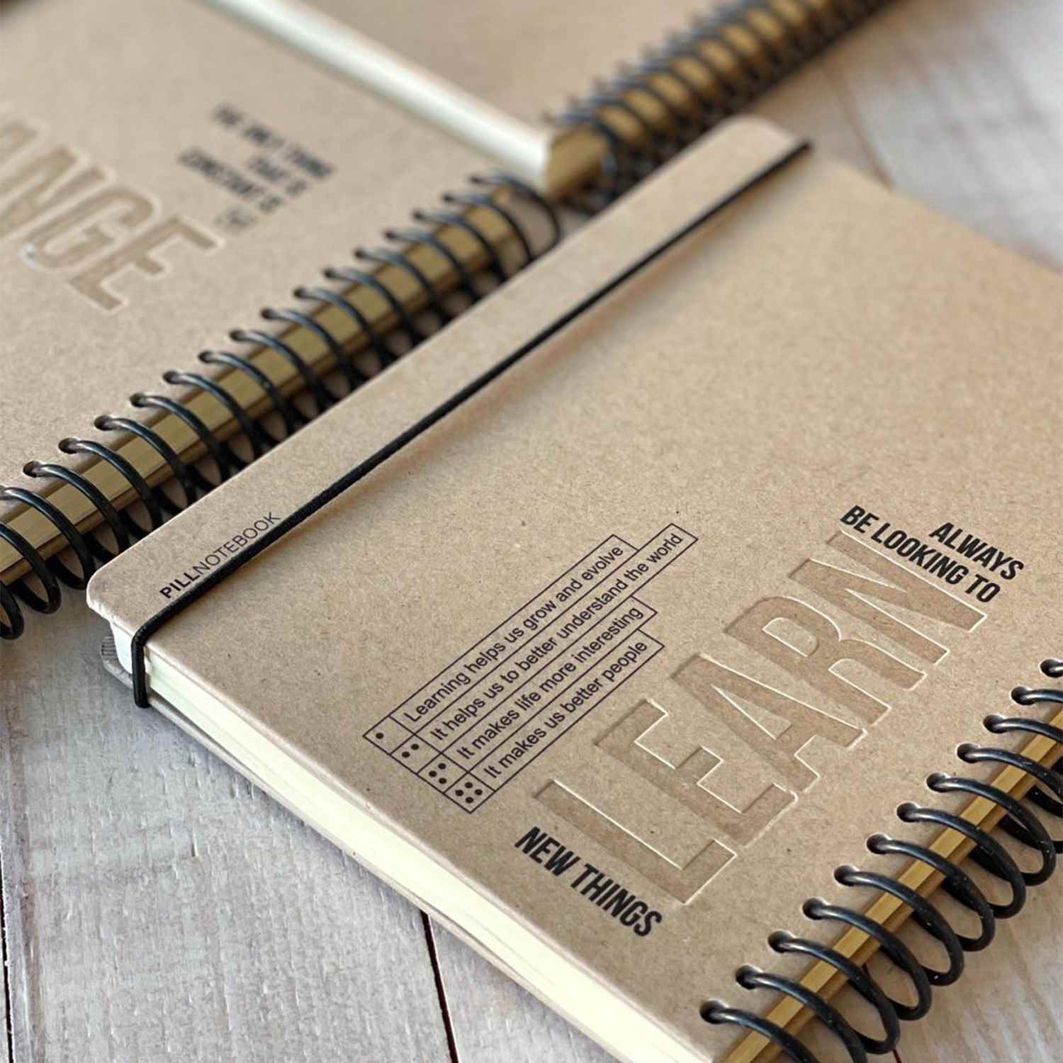 دفتر120برگ جلدسخت سیم ازبغل کش دار14*19پیل سری لایف