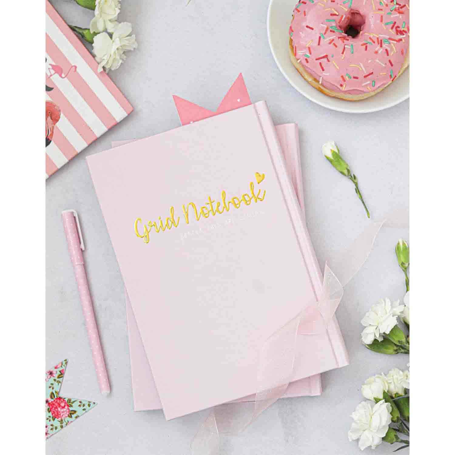 دفتر100برگ شطرنجی A5 ته دوخت جلد سخت طلاکوب/نقره برگ سری کیوت پالت  کد70501